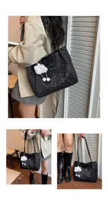 Borsa shopper grande da donna con stampa stelle ciondolo nuvola e tracolla dettaglio.