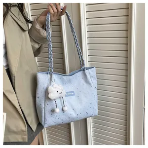 Borsa tote blu con stelle, manici intrecciati e ciondolo nuvola, ideale per l'uso quotidiano.