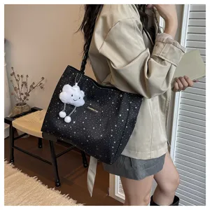 Vista dettagliata della borsa tote grande stile coreano con motivo a stelle e ciondolo nuvola.