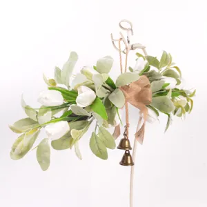 Corona de tulipanes artificiales con hojas, lazo de yute y campanas para puerta y pared.