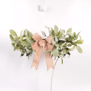 Guirnalda de hojas de olivo artificial para colgar con lazo de yute para decoración del hogar.