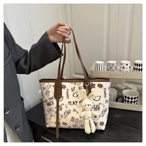 Borsa tote di grande capacità alla moda con stampe graffiti e simpatico ciondolo con coniglio.
