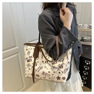 Vista dettagliata della borsa tote da donna con stampa graffiti in stile streetwear.