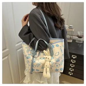 Elegante borsa tote capiente da donna con grazioso ciondolo coniglio e manici blu dettaglio.
