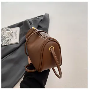 Vintage braune zylindrische Umhängetasche für Damen, stilvolle kleine Tasche mit Reißverschluss.