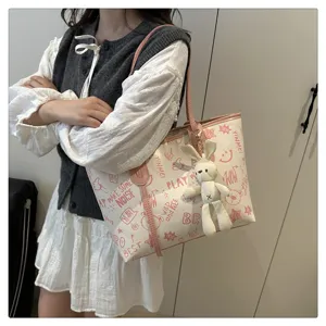 Borsa shopper grande da donna alla moda con ciondolo a coniglietto e design stampato.