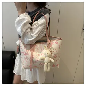 Borsa shopper grande e chic da donna, elegante borsa a spalla con stampa graffiti e ciondolo.