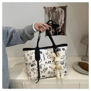 Borsa shopper grande ed elegante da donna, borsa a tracolla alla moda con graffiti.