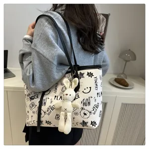 Grande borsa tote in tela con ciondolo a coniglietto, elegante design graffiti bianco e nero.