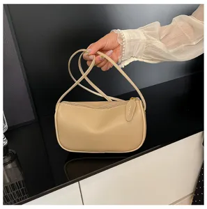 Nahaufnahme der beige Schultertasche mit glattem Leder und elegantem doppelten Reissverschluss.
