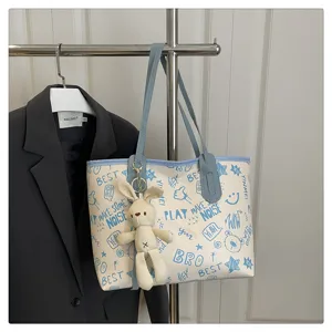 Grande borsa shopper da donna a tracolla con ciondolo coniglio carino e stampa graffiti.