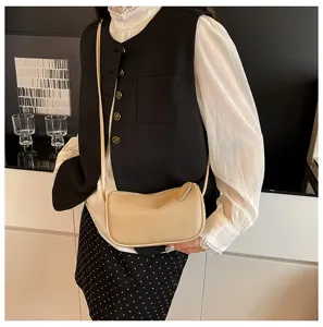 Detailansicht einer stilvollen Vintage Umhängetasche in Beige, elegant und kompakt für den Alltag.