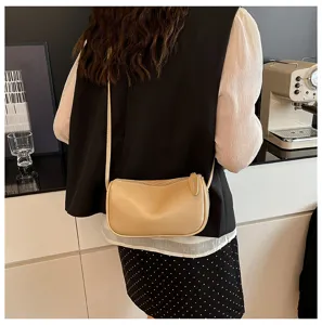 Detailaufnahme einer stilvollen Beigefarbenen Umhängetasche beim Tragen von hinten.