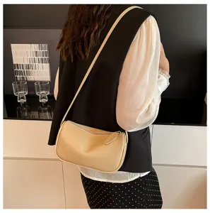 Detailansicht der stilvollen beigen Umhängetasche in Beutelform, schickes Alltagsoutfit.