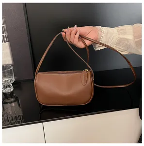 Retro braune Leder Umhängetasche Detail, stilvolle Halbmond Handtasche Nahaufnahme.
