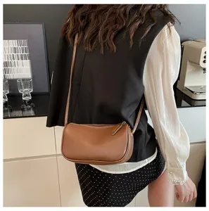 Detailansicht der braunen Vintage Schultertasche mit glattem Leder und einem schmalen Riemen.