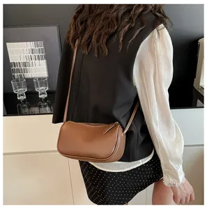 Detailaufnahme einer braunen Vintage-Umhängetasche in Beutelform, ideal für den Alltag.