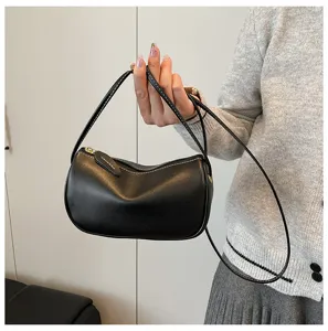 Schicke schwarze Leder-Dumpling-Umhängetasche, trendige Halbmond-Tasche für Damen im Alltag.