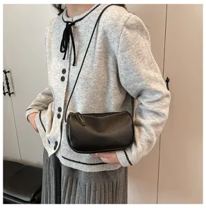 Vintage schwarze Leder-Umhängetasche für Damen, stilvolle minimalistische Crossover-Tasche.