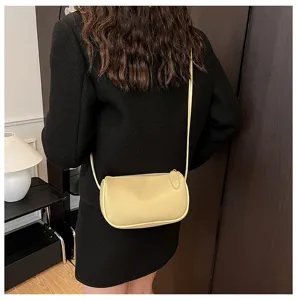 Detailansicht der stylischen retro gelben Beuteltasche getragen im Zimmer als Szene.