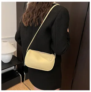 Detailansicht einer eleganten gelben Schultertasche, trendige modische Beuteltasche für Damen.