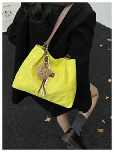 Borsa tote trapuntata di grande capacità alla moda con ciondolo orsetto peluche per donne.