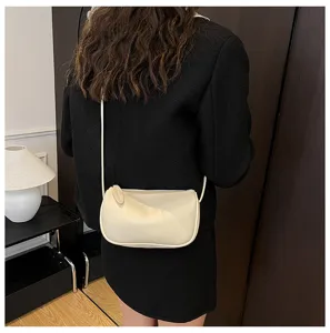 Minimalistische cremeweiße Umhängetasche Detailaufnahme, weiches Kunstleder Crossbody Design.