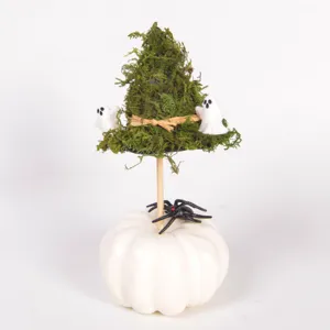 Nahaufnahme der Halloween Mini-Deko in Weiß mit Moos-Hexenhut und niedlichen Geisterfiguren.