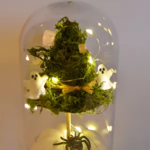 Halloween Glaskuppel Dekoration mit Moos Hexenhut, niedlichen Geistern und LED Lichterkette.