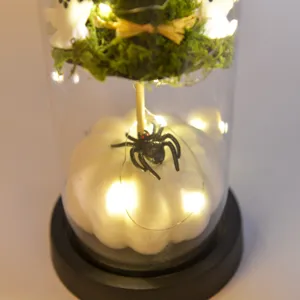 Halloween Deko Glasglocke mit weißem Kürbis, Geist Baum und warmen LED Lichterketten Detail.