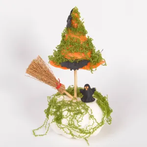 Nahaufnahme der Halloween Miniatur weiße Kürbis Dekoration mit Hexenhut und Moos.