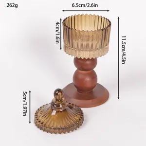 Portacandele in vetro scanalato vintage con base in legno e coperchio, dettaglio decorativo.