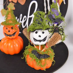 Halloween Kürbis Figur Detailansicht mit Hexenhut, Moos und gruseligem Gesicht für Partydekor.