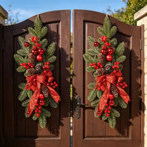 Ghirlanda di Natale a goccia per porta d'ingresso con pigne bacche rosse e fiocco festivo.