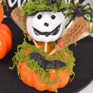 Halloween gruseliger Kürbis Figur Detailaufnahme mit Hexenhut Besen und Fledermaus.