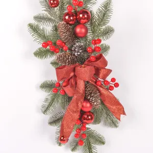 Ghirlanda appendiabiti di Natale con pigne bacche rosse e fiocco glitterato per feste