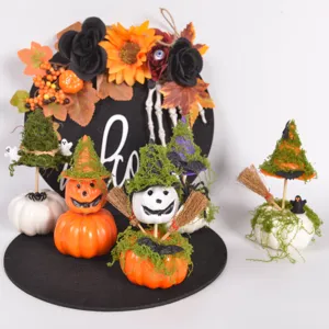 Halloween Miniatur Kürbis Tischdekoration Set mit Hexenhüten und Moos für festliche Deko.