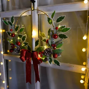 Couronne de Noël anneau de bougie avec baies rouges pommes de pin nœud détails déco.