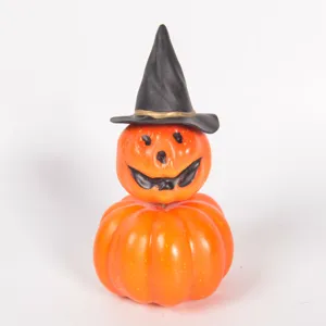 Halloween Mini Kürbis Figur mit Hexenhut gruseliges Gesicht Tischdeko Detail Ansicht