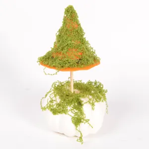 Mini Halloween Kürbis Hexenhut Dekoration mit grünem Moos und Holzstab, festlicher Tischakzent.