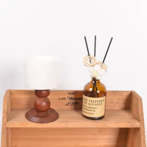 Portacandele alto in ceramica retrò con base in legno, elegante dettaglio di arredamento.