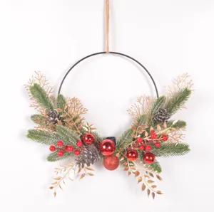 Nahaufnahme der Weihnachtskranz Dekoration mit Tannenzweigen goldenen Blättern und Beeren.