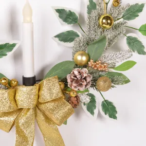 Vue detaillee de la couronne de bougie de Noel avec un beau nœud dore et de feuilles.