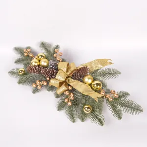 Ghirlanda decorativa di Natale con pigne e fiocco dorato per appendere alla porta