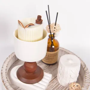 Portacandele in ceramica retrò con base in legno, ideale per decorazioni domestiche e aromaterapia.