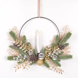 Weihnachtskranz Kerzenleuchter Detailansicht, hängende Festtagsdeko mit Tannennadeln und Zapfen.