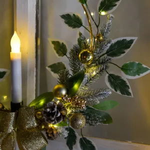 Couronne de bougie de Noël avec pommes de pin boules dorées et lumières LED pour la déco.