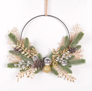 Nahaufnahme Detailaufnahme des weihnachtlichen Deko-Kranzes mit Tannennadeln und Zapfen.
