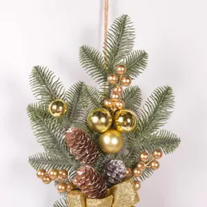Dettaglio decorazione sospesa ramo di pino natalizio con pigne d'oro e fiocco glitterato.