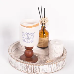 Dettaglio della tazza vintage in ceramica con base in legno e candelabro decorativo.
